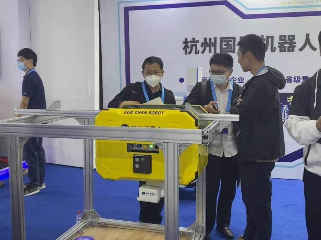接待人员为客户详细介绍防爆挂轨巡检香蕉成人APP下载